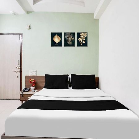 Hotel O Vanya Palace Ahmedabad Bagian luar foto