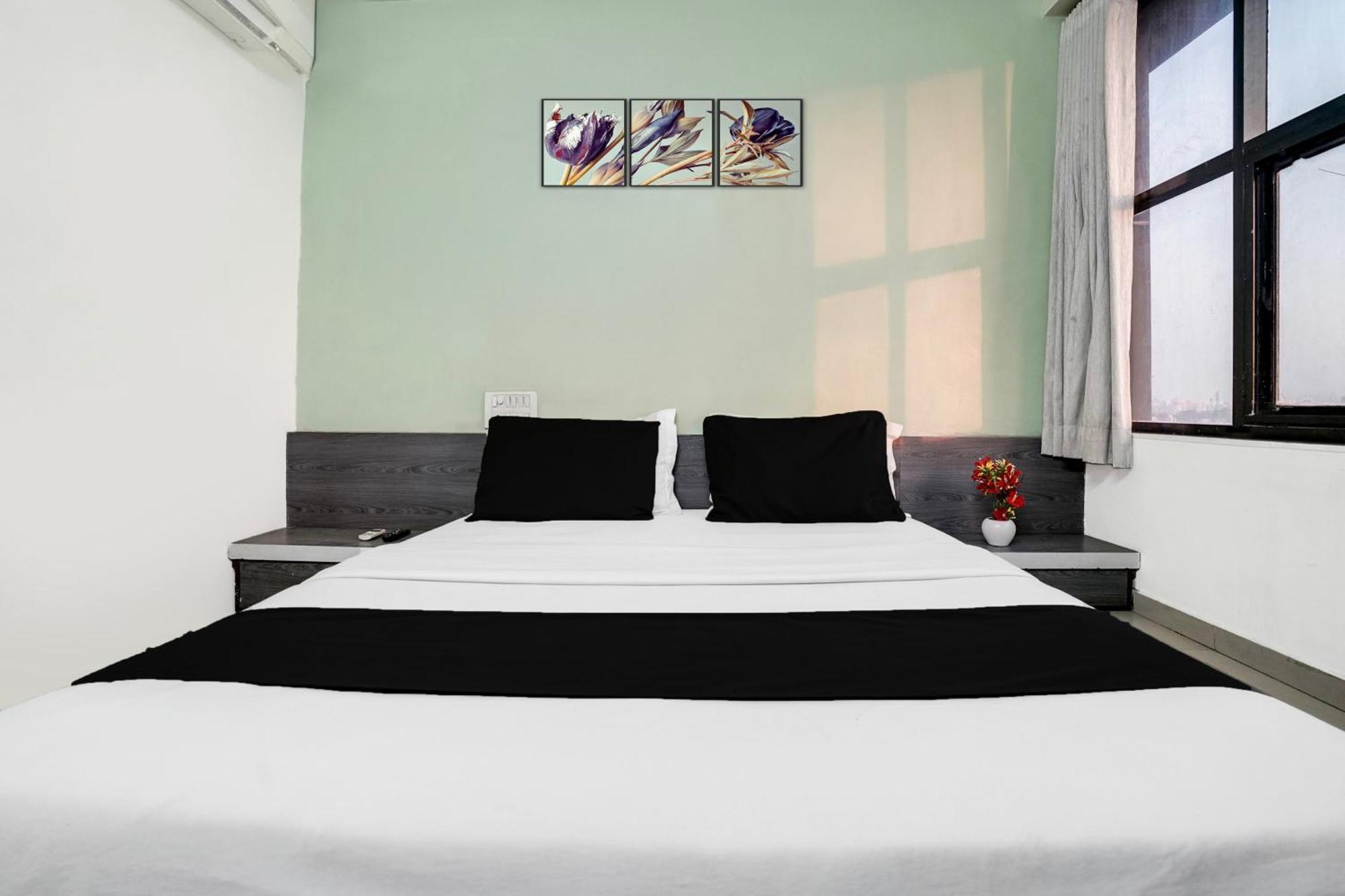 Hotel O Vanya Palace Ahmedabad Bagian luar foto