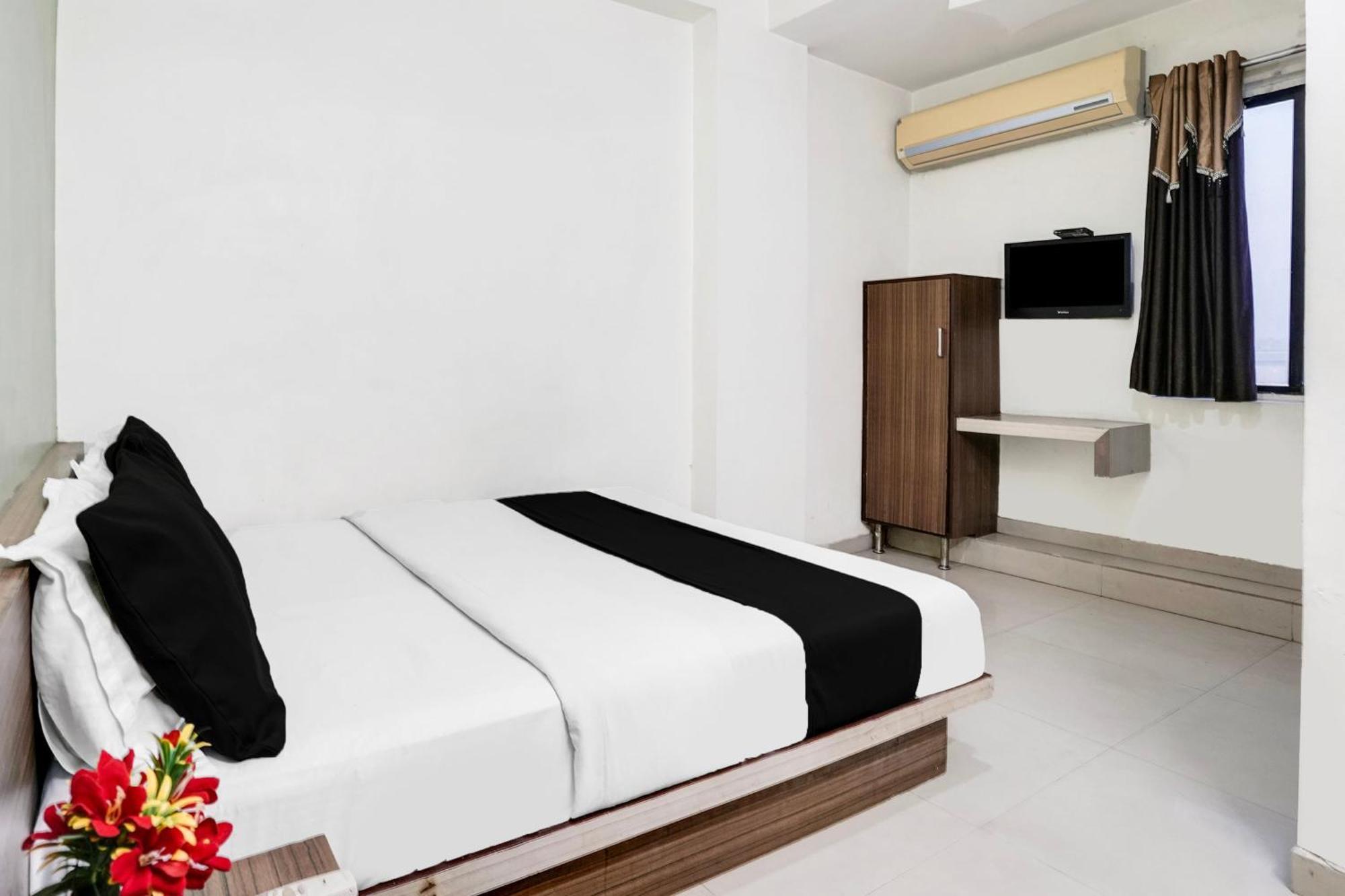 Hotel O Vanya Palace Ahmedabad Bagian luar foto