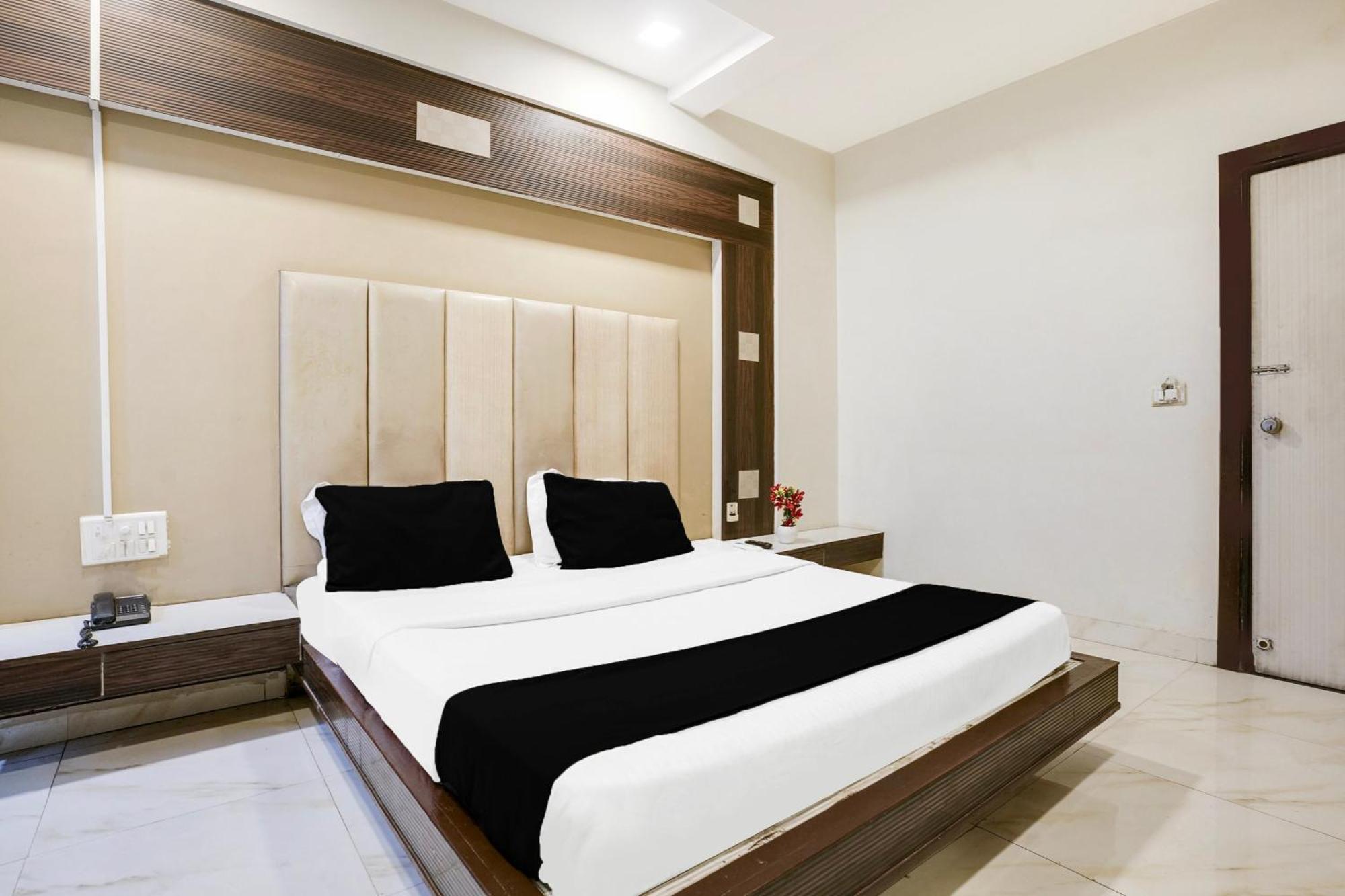 Hotel O Vanya Palace Ahmedabad Bagian luar foto