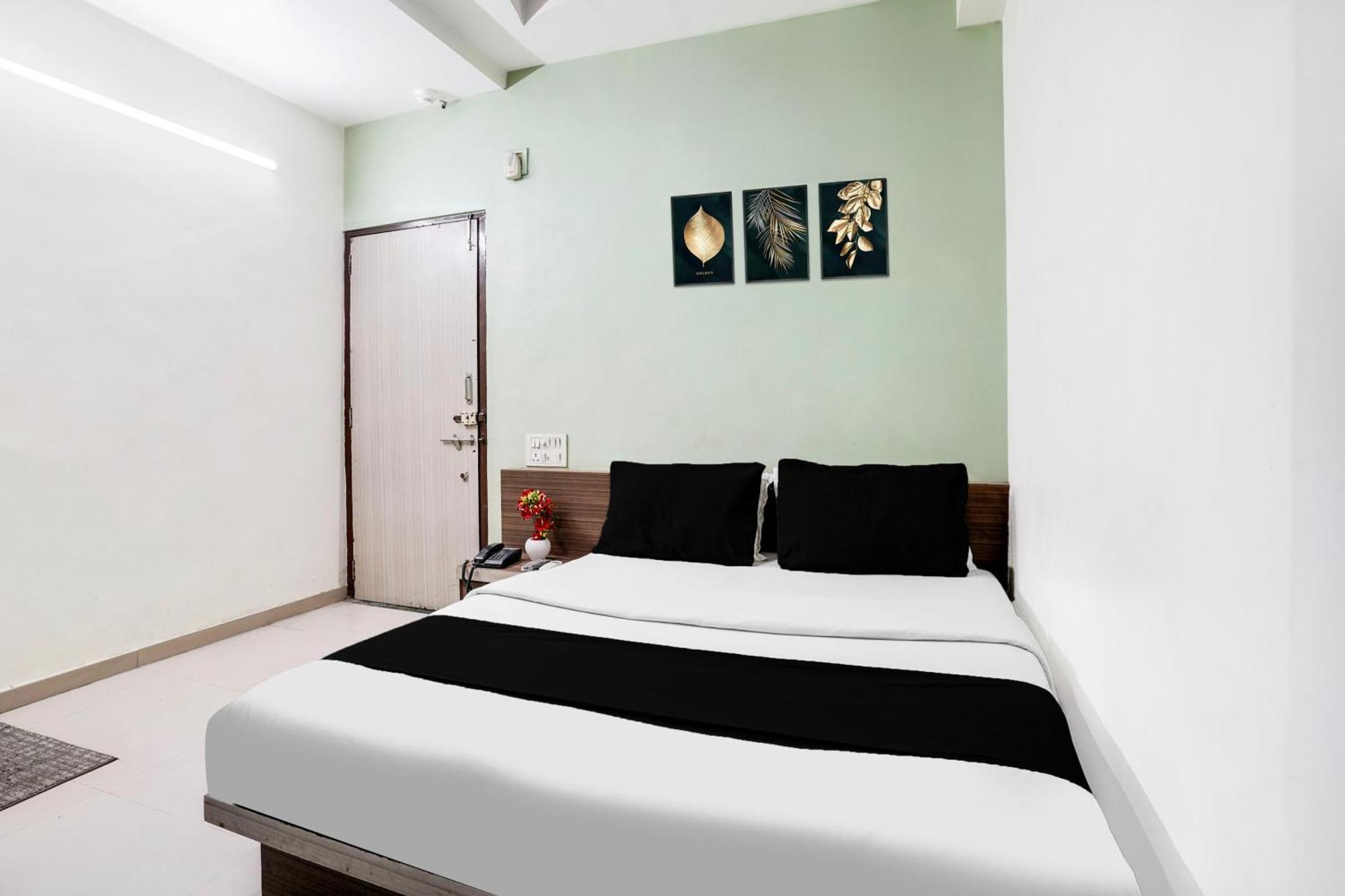 Hotel O Vanya Palace Ahmedabad Bagian luar foto