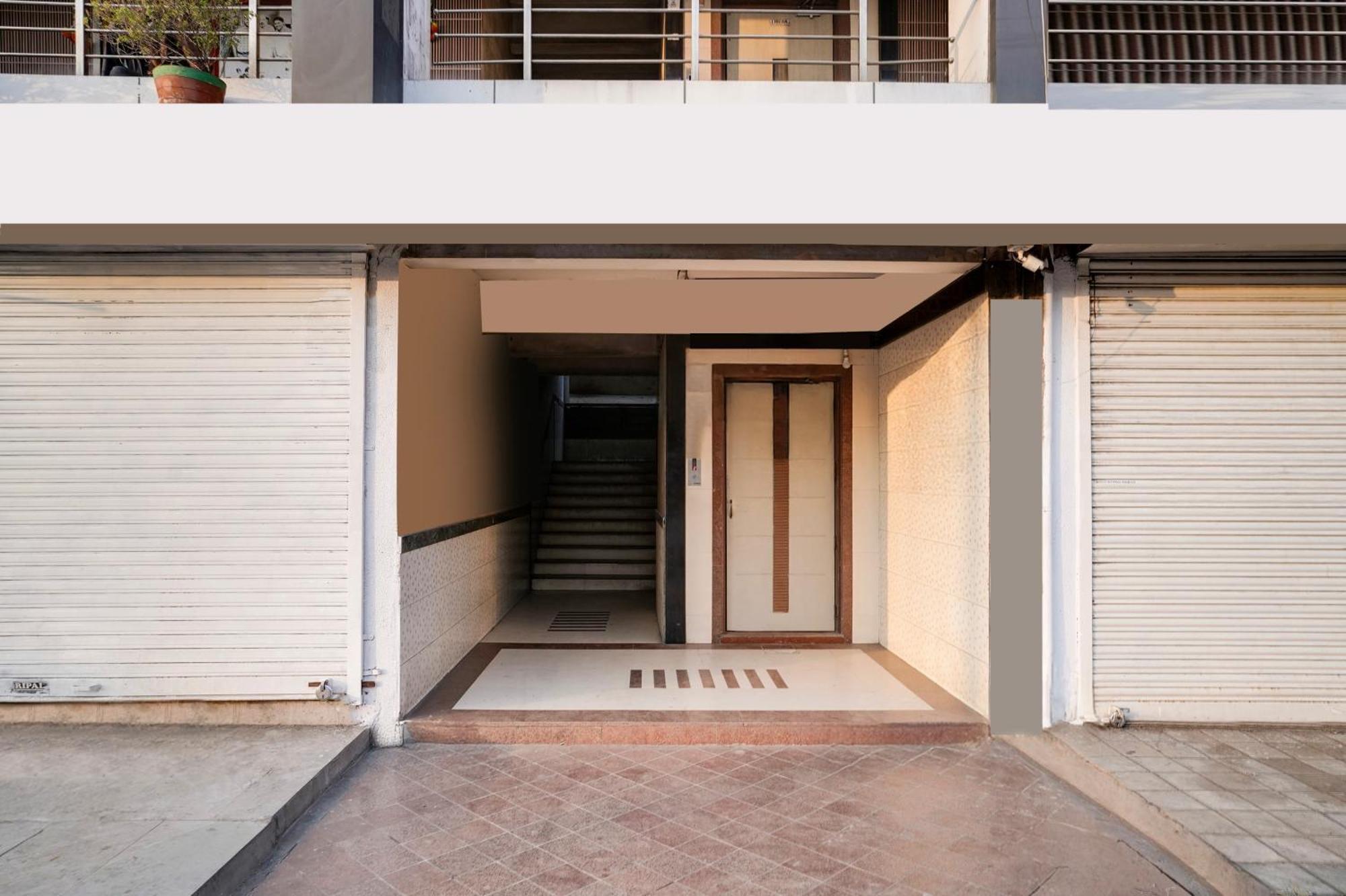 Hotel O Vanya Palace Ahmedabad Bagian luar foto