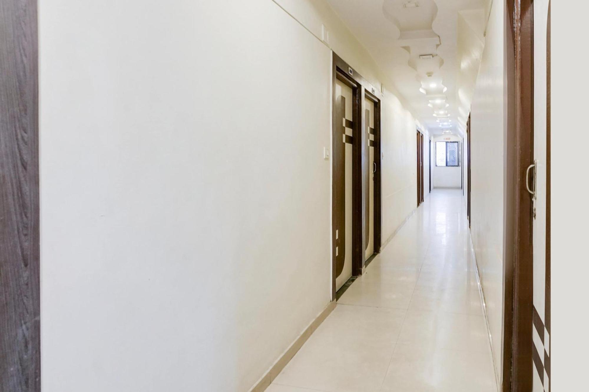 Hotel O Vanya Palace Ahmedabad Bagian luar foto