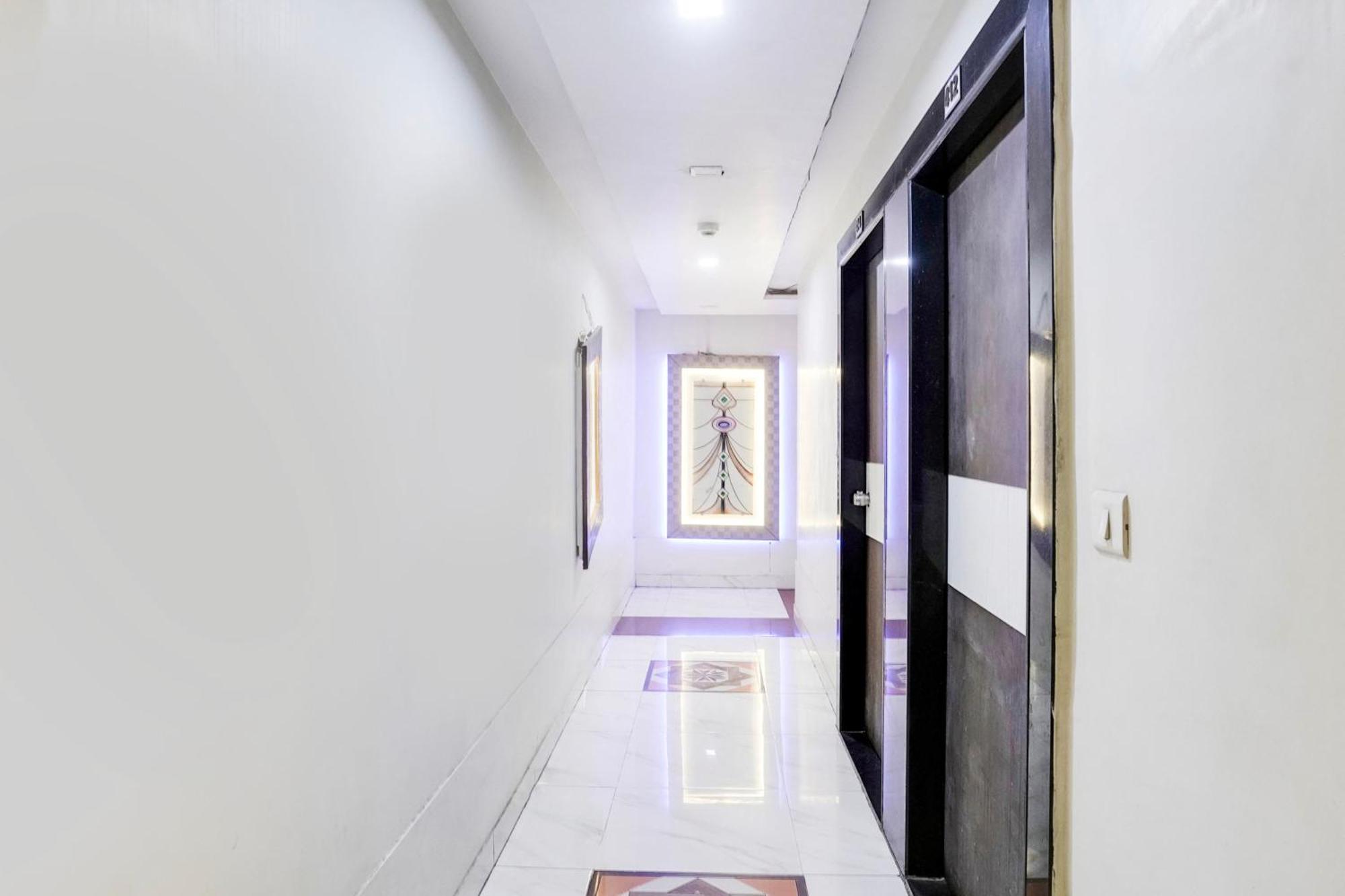 Hotel O Vanya Palace Ahmedabad Bagian luar foto